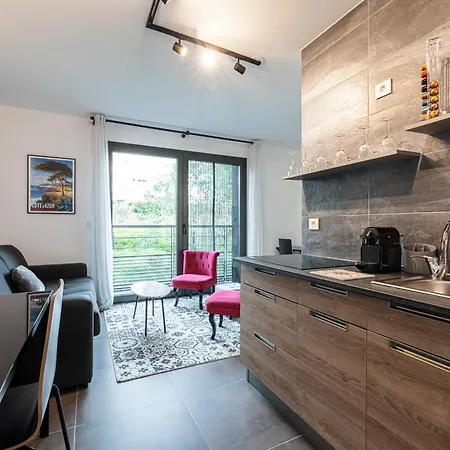 New Listing - 1 Bed Apt,air-con,beach Access,sea *