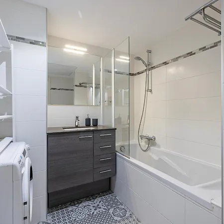 New Listing - 1 Bed Apt,air-con,beach Access,sea Appartement Antibes