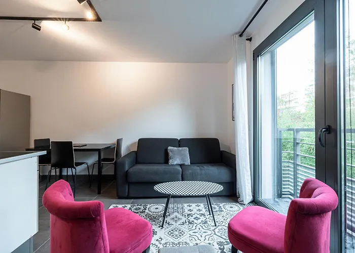 New Listing - 1 Bed Apt,air-con,beach Access,sea Apartment Antibes