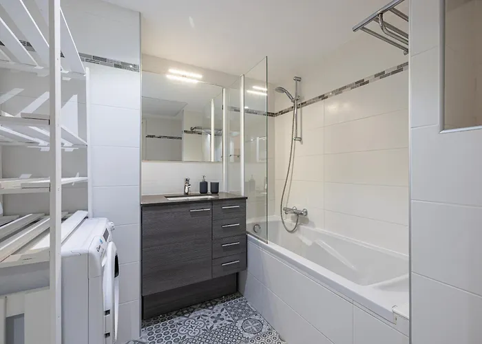 New Listing - 1 Bed Apt,air-con,beach Access,sea Lejlighed Antibes