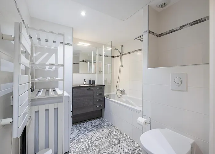 New Listing - 1 Bed Apt,air-con,beach Access,sea * Antibes